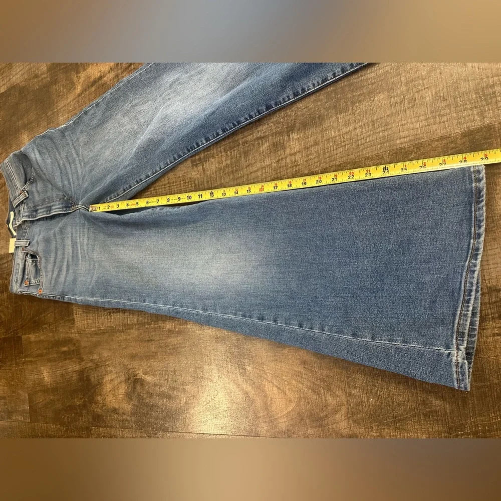 Levi's Light Blue High-Rise Jeans- Ribcage Bell - Picture 2 of 5